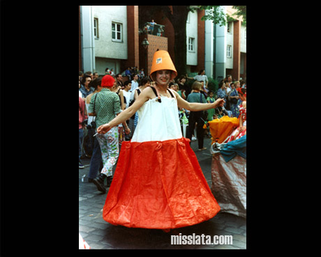 &copy; Miss Lata :: Recycling Artist :: Workshops :: Shows :: Costumes :: Accesories